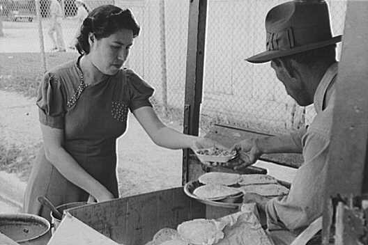 Selling_baked_beans_and_tortillas-1