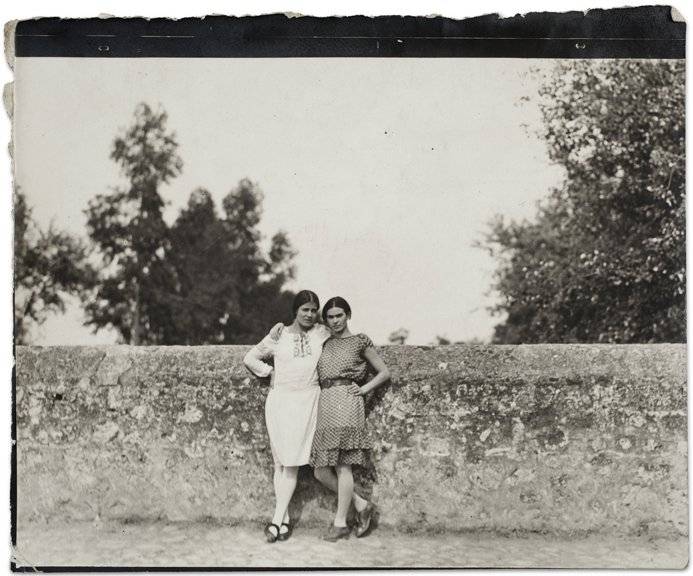 frida-kahlo-and-tina-modotti-br-courtesy-banco-de-mexico-br-from-ifrida-kahlo-her-photosi-by-rm-publishing-and-museo-frida-kahlo-2010