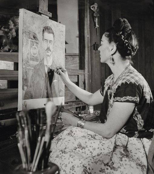 frida-kahlo-br-courtesy-banco-de-mexico-br-from-ifrida-kahlo-her-photosi-by-rm-publishing-and-museo-frida-kahlo-2010-1